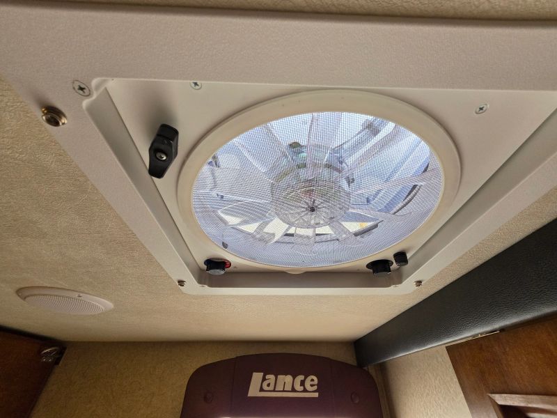 2018 Lance Lance 865 photo 16